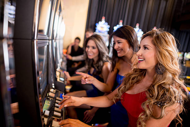 hondatito Domino QQ table interface showing live dealer and player tiles